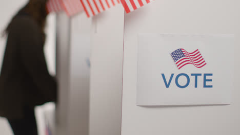 Nahaufnahme-Von-Wählern-In-Wahlkabinen-Mit-Stimmzetteln,-Die-Bei-Der-Amerikanischen-Wahl-Ihre-Stimme-Abgeben
